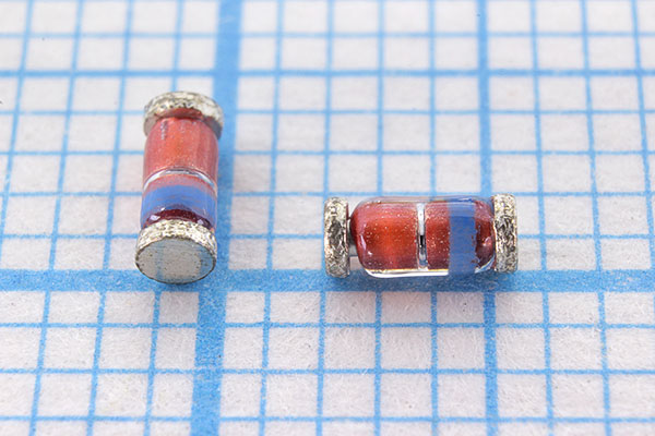 Дстаб   18\0,4Вт\SOD80C[Mini-MELF]\BZV55-C18 --- Стабилитроны